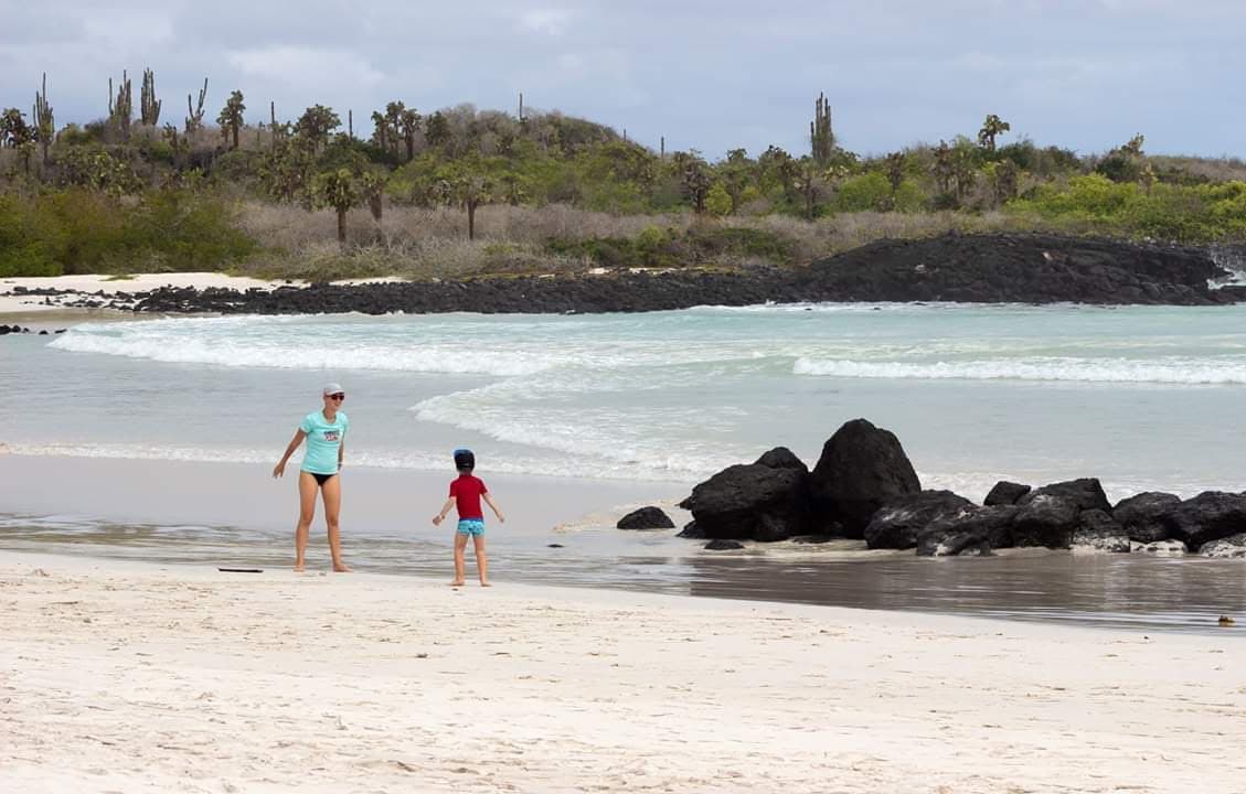 Tortuga Bay - Family playing 